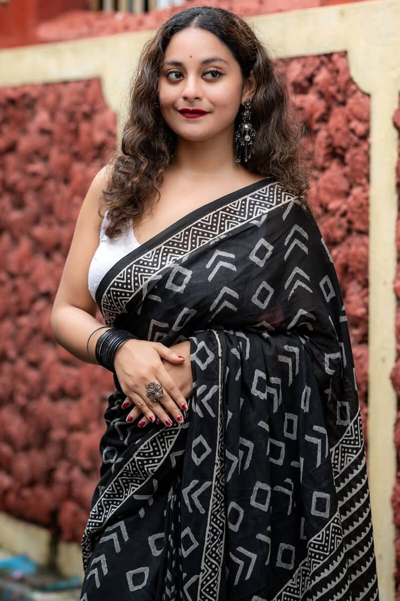 Lassitude 1 Minute Ready To Wear Black Mul Cotton Digital Printed Saree With Pocket