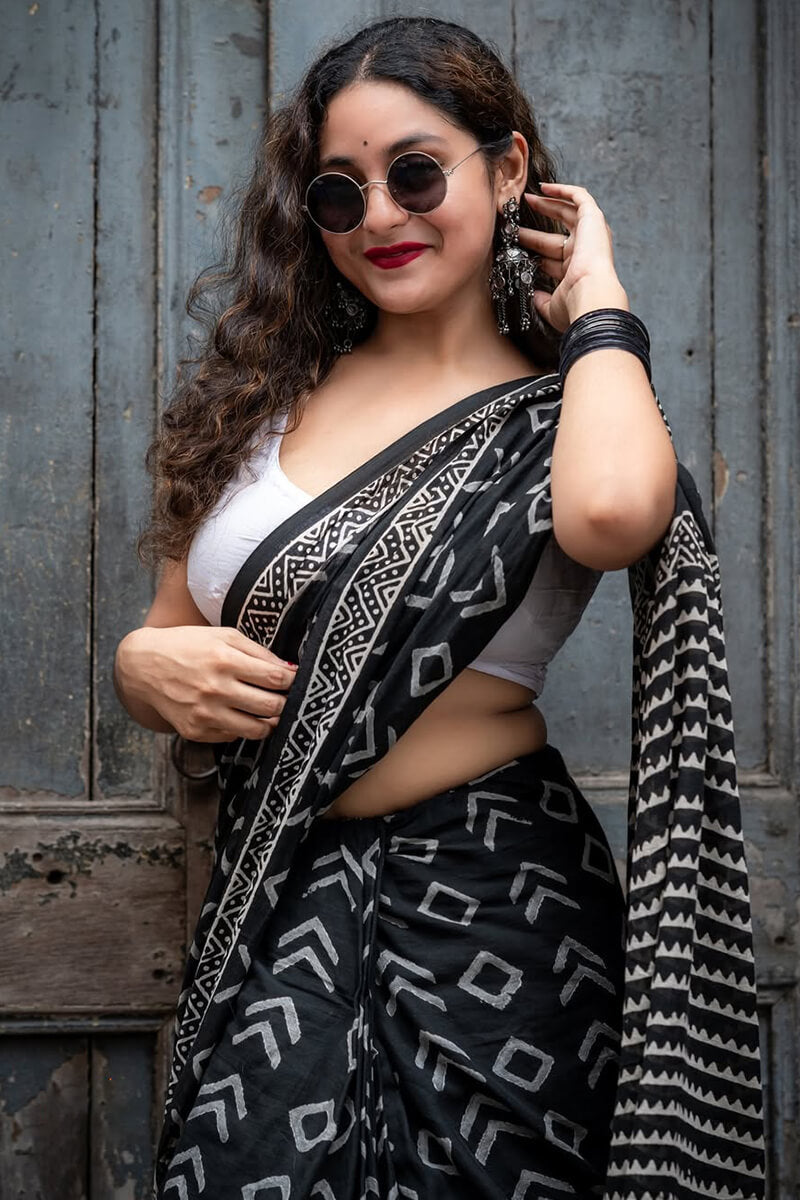 Lassitude 1 Minute Ready To Wear Black Mul Cotton Digital Printed Saree With Pocket